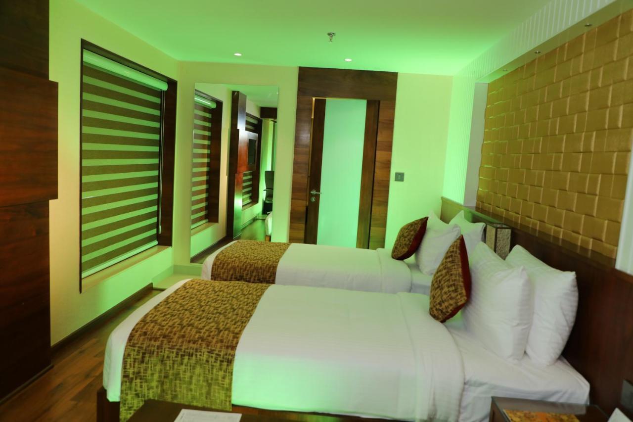 Hotel Coral Isle Kochi Exterior foto